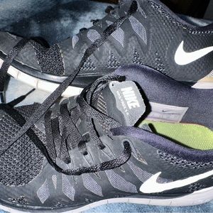 Women’s Nike tennis shoes